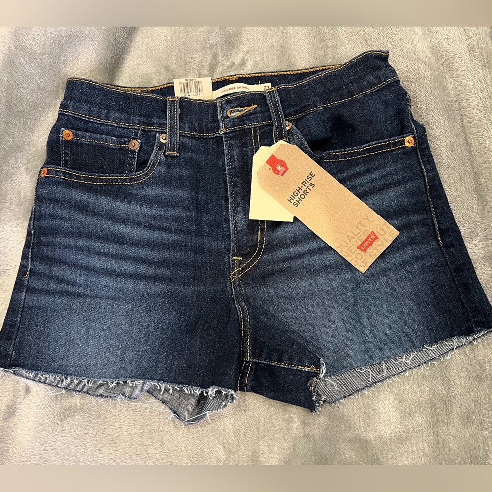 Dark wash Levi’s high rise shorts NWT